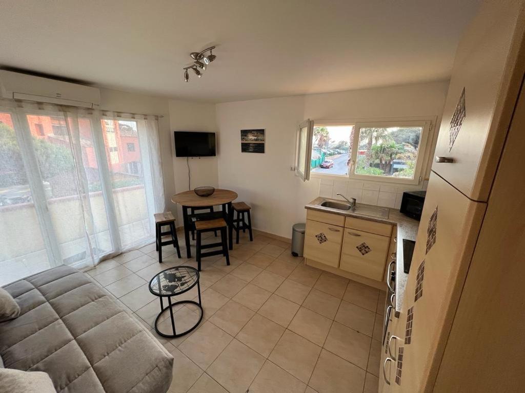 Plein Sud, Bel Appartement 20 Metres De La Plage La Capte Hyeres Luaran gambar