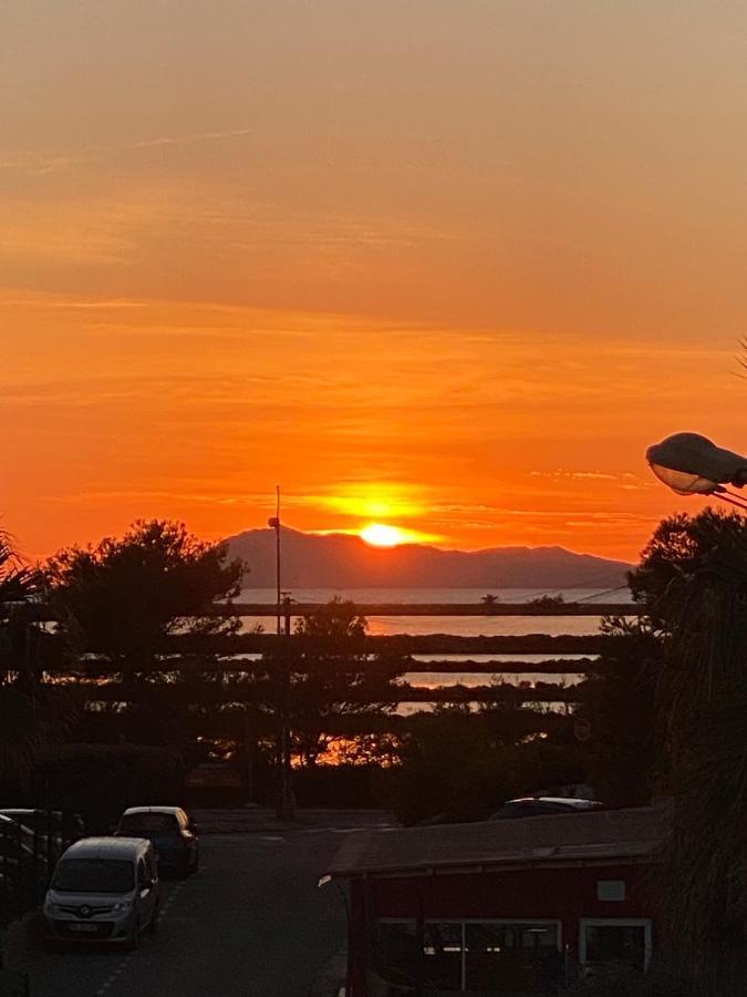 Plein Sud, Bel Appartement 20 Metres De La Plage La Capte Hyeres Luaran gambar